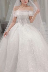 váy cưới công chúa trễ vai có thiết kế ngang vai