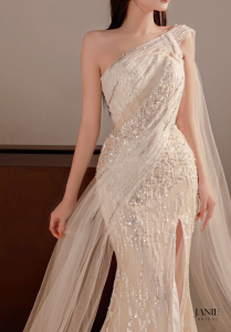 váy cưới đuôi cá xẻ tà