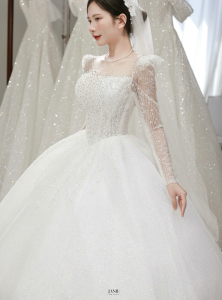 Váy cưới Luxury tay dài.