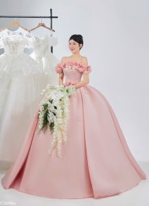 váy cưới màu hồng