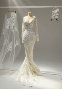 váy cưới đuôi cá tay dài cổ V