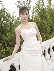 váy cưới đơn giản tinh tế