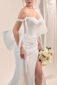 váy cưới xẻ tà