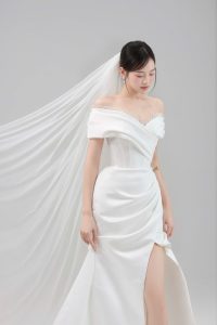 váy cưới xẻ tà