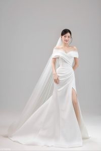 váy cưới xẻ tà