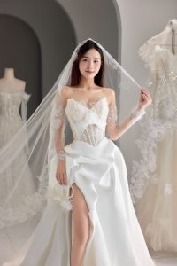 váy cưới xẻ tà