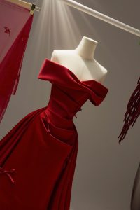 váy cưới đuôi cá màu đỏ
