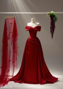 váy cưới đuôi cá màu đỏ


